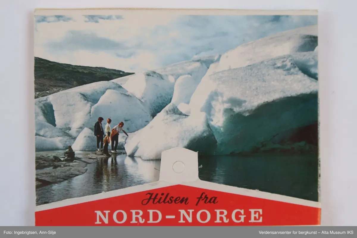 Tre ulike bildesamlinger fra Nord-Norge.
Gjenstand A: 20 fotografiske kopier i sort-hvitt fra strekningen Lyngen-Kirkenes. Det er bilder av både gjestgiveri(som var en del av A/S Nord-Norsk Hotelldrift) og landskap. 
Gjenstand B: 10 fotografiske kort i farger som henger sammen som en remse med perforering mellom hvert av kortene. Bildene viser utvalgte motiv fra hele Nord-Norge fra Svartisen i sør til Nordkapp.
Gjenstand C: En konvolutt med 10 fotokopier i sort-hvitt av motiver fra strekningen Alta-Kautokeino. Ni av motivene er tatt om vinteren og viser reindrift om vinteren i strålende sol.