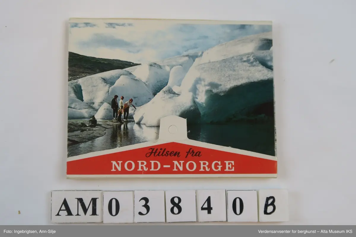 Tre ulike bildesamlinger fra Nord-Norge.
Gjenstand A: 20 fotografiske kopier i sort-hvitt fra strekningen Lyngen-Kirkenes. Det er bilder av både gjestgiveri(som var en del av A/S Nord-Norsk Hotelldrift) og landskap. 
Gjenstand B: 10 fotografiske kort i farger som henger sammen som en remse med perforering mellom hvert av kortene. Bildene viser utvalgte motiv fra hele Nord-Norge fra Svartisen i sør til Nordkapp.
Gjenstand C: En konvolutt med 10 fotokopier i sort-hvitt av motiver fra strekningen Alta-Kautokeino. Ni av motivene er tatt om vinteren og viser reindrift om vinteren i strålende sol.