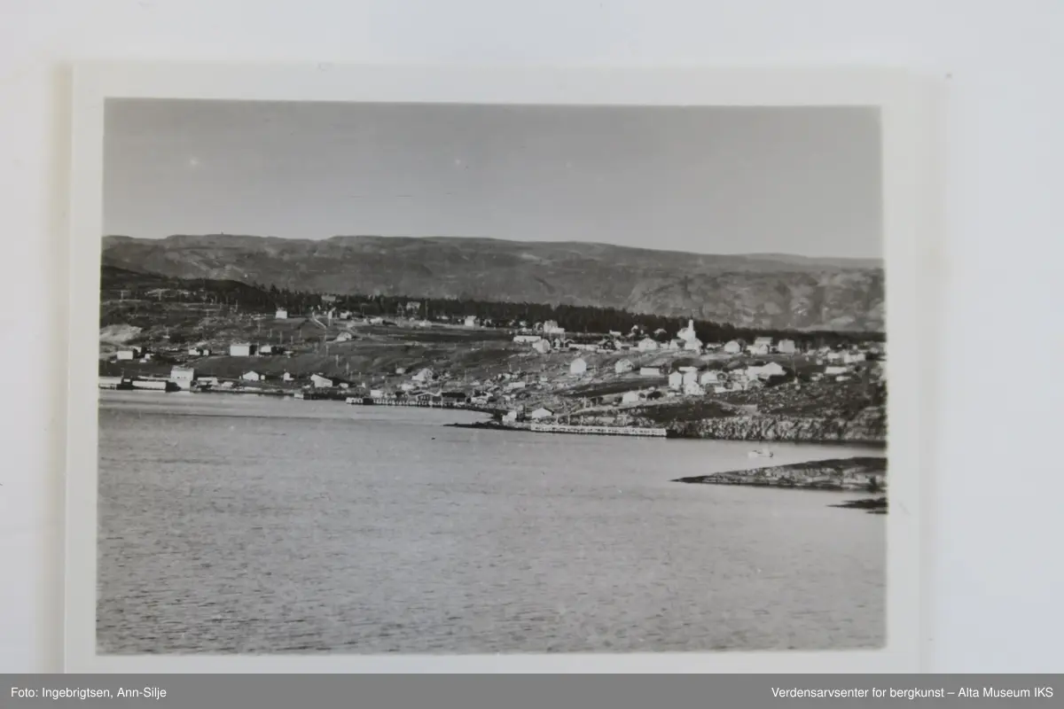 Tre ulike bildesamlinger fra Nord-Norge.
Gjenstand A: 20 fotografiske kopier i sort-hvitt fra strekningen Lyngen-Kirkenes. Det er bilder av både gjestgiveri(som var en del av A/S Nord-Norsk Hotelldrift) og landskap. 
Gjenstand B: 10 fotografiske kort i farger som henger sammen som en remse med perforering mellom hvert av kortene. Bildene viser utvalgte motiv fra hele Nord-Norge fra Svartisen i sør til Nordkapp.
Gjenstand C: En konvolutt med 10 fotokopier i sort-hvitt av motiver fra strekningen Alta-Kautokeino. Ni av motivene er tatt om vinteren og viser reindrift om vinteren i strålende sol.