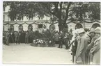 Landshövding John Falk invigningstalar vid Vasabrunnen på Larmtorget. T.h. tamburmajoren framför Kungl. Kalmar Regementes Musikkår.