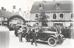 Gustav V och landshövding J. Falk i en Buick 1924-1925 Master Touring model. Anländer till Larmtorget för att inviga Vasabrunnen.