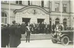 Gustav V anländer. Bilen en Buick 1924-1925 Master model tillhör droskägare August Lindh Kalmar. Landshövding John Falk vid höger dörr i uniform.