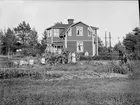 Bostadshus med barn och vuxna i trädgården, Stjärnlund, Gammelbyn, Uppland