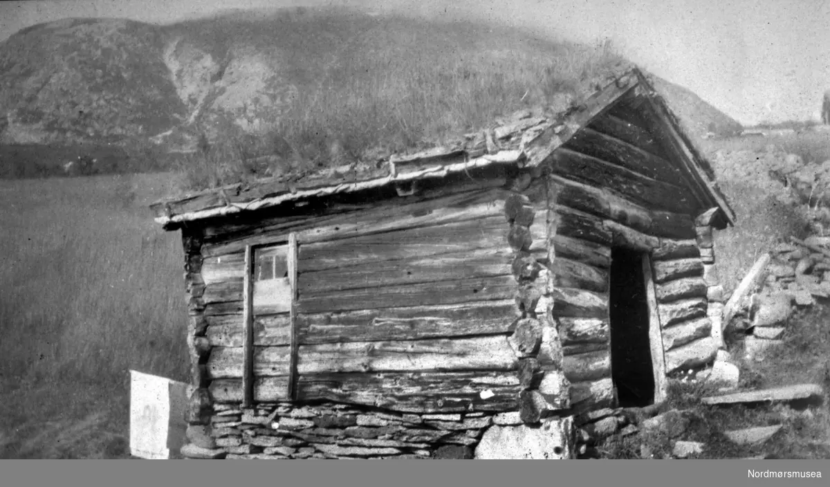 Et eldre eldhus på gården Sveen i Svisdal, Sunndal kommune. Fotografert omkring 1918 av Olaf Yderstad. Se nærmere om dette i Yderstads notater i bind 3: hustyper på Nordmøre. Negativet brant i 1914(?), men positivet ble funnet i Yderstads notater. Fra Nordmøre museums fotosamlinger. EFR2015