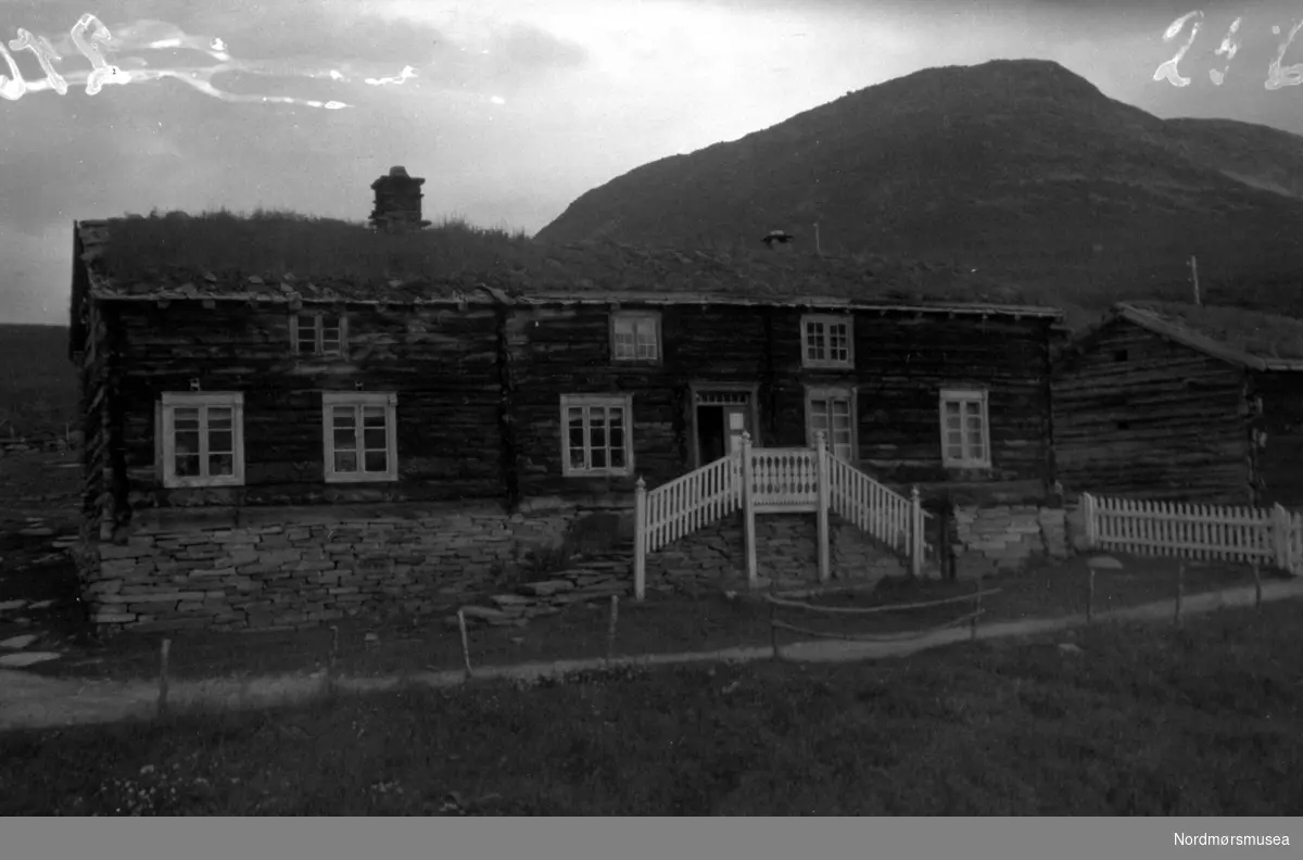 Svisdal gård i Sunndal med Våninghus og uthus, bygd med laftet tømmer og murer av naturstein. Nordmøre Museum