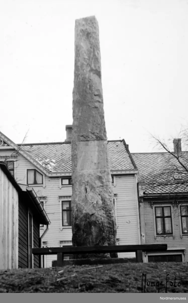 "Mosesbautaen" på Parkhaugen/Lyhshaugen i Kristiansund, til minne om Eidsvollmannen fra Kristiansund John Moss. Statuen ble avduket av byens ordfører Ivar Sundet 17 mai. Bildet er trolig datert sent på 1914. 

Tidstavle John Moses: 1781 født i Kristiansund (Christiansound, skrev familien)
1789 og 91 halvbrødrene Thomas og Isaac født; arvinger til farens handelshus
1794-99 på skole i England
1801 løytnant, konfirmert på Grip, sønn med Anne S Christiansen, dyrt forlik
1802 borgerbrev, reder, bygger den seinere Clausengården i Storgata
1804 gift med Anna Holck Tordenskiold, sønnen Isaac
1805 operasponsor
1806 utruster 23 skip
1807 eier byens dyreste bygning
1808 Slaget på Christiansunds Red; hans kofferter står sentralt. 50 rd til de sårede.
1809-10 reise til København og Göteborg. Epidemi i Kristiansund
1809-12 stor profitt på lisenshandel med England, utsteder egne pengesedler
1810 bygger skonnert på Innlandet
1810-14 svensk borger, i hemmelighet
1813 eligert mann da byens kornlagre stormes av sultne bønder 
1814 med på riksforsamlingen på Eidsvoll
1815 eier 1/3 av byens handelsflåte
1816 bor i Paris
1818 gir 1000 rd til et norsk universitet
1818-24 konkurs, skifterett, auksjon
1820 skilt, to sønner blir med til London, kona blir hattemaker
1821 i Norge, Kristiansund og Trondheim
1824 boet avsluttes, men farens gamle firma drives videre av Isaac og Thomas
1849 dør i London


BILDER: se Kristiansunds historie bind 3 side 657 og 737 Parkhaugen

Til 17. mai 1914 reiste byens borgerskap en bauta over ham på Parkhaugen, som nå fikk navnet Kong Christian Frederiks plass, til minne om begivenhetene i 1814. Dette navnet fikk vel aldri noe særlig fotfeste, mens Moses plass er blant de kjære gamle stedsnavn enhver Kristiansunder straks kjenner igjen. Bekransningen av Eidsvollsmannen på nasjonaldagen fikk imidlertid en bråstopp da arbeiderbevegelsen som følge av allmenn stemmerett fikk det politiske overtaket i byen. Først i vår egen tid er det igjen blitt stuerent å hedre en representant for overklassen, ”finingan”, arbeidskjøperne som stakk av med profitten fra klippfiskhandelen, men som tross alt var selve forutsetningen for at industrien ble etablert her.

Kilder:
Arne Odd Johnsen og Knut Bryn i Store norske leksikon/Norsk biografisk leksikon
A O Johnsen: Kristiansunds historie II-V og Av Mosesfamiliens skriftlige etterlatenskaper, Årsskrift for Nordmøre historielag 1948.
Randi Holden Hoff: ”Avlet i synd og ondskap”, om fødsler i Kristiansund 1742-1801, Tingbokprosjektet 1996
Egil Husby: De eligerte menn i Kristiansund. Årbok for Nordmøre 1993
Olaus Schmidt: utredning om familien Moses og brev fra Mosesfamilien i USA, avskrifter hos Olaf Yderstad (bd 5:86ff), Nordmøre museums arkiv
Ludvig Daae: Bidrag til Christianssunds historie indtil 1814; Historisk Tidsskrift, 1892
Einar Thurn-Christensen: notater om familien Moses, Kristiansund Folkebibliotek
Nordmøre museums fotosamling