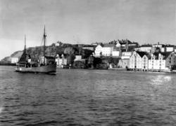 Bildet er fra havna i Kristiansund og viser M/S”Bjørnøy” M-84-A i fart inn Sørsundet.
Stålbåtens hoveddimensjoner er: L = 62 fot x B= 12,4 fot x D= 8 fot og byggeår er 1987 og utrustet med en BERGEN dieselmotor på 3300 hk, byggeår 1987. 
Eiere er Bernt Skarbøvik  A/S, Ålesund. I bakgrunnen ses Kirklandet med Jemar Norpowerbrygga bak fiskebåten. Info: Peter Storvik. - 
Båt i Sørsundet på vei inn til Kristiansund.
I bakgrunnen ser vi bryggene i Håla og Sørholmen på Kirkelandet.  Oppe til venstre ser vi noe av bebyggelsen  på Hålahaugen og sykehuset i Frueenget som var ferdig i 1899. 
I bakgrunnen ses Kirklandet med Jemar Norpowerbrygga bak fiskebåten
Nordmøre museums fotosamling