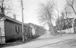 Tyske soldatbrakker med piggtrådgjerde, ved veikrysset Vugga