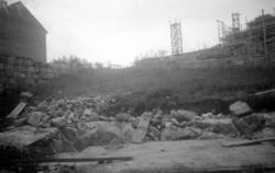 På bildet ser vi tomteryddingen ved Vågebakken, på tomta til