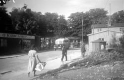 Foto av "forretningsstrøket" i bombede Kristiansund.  Her fr