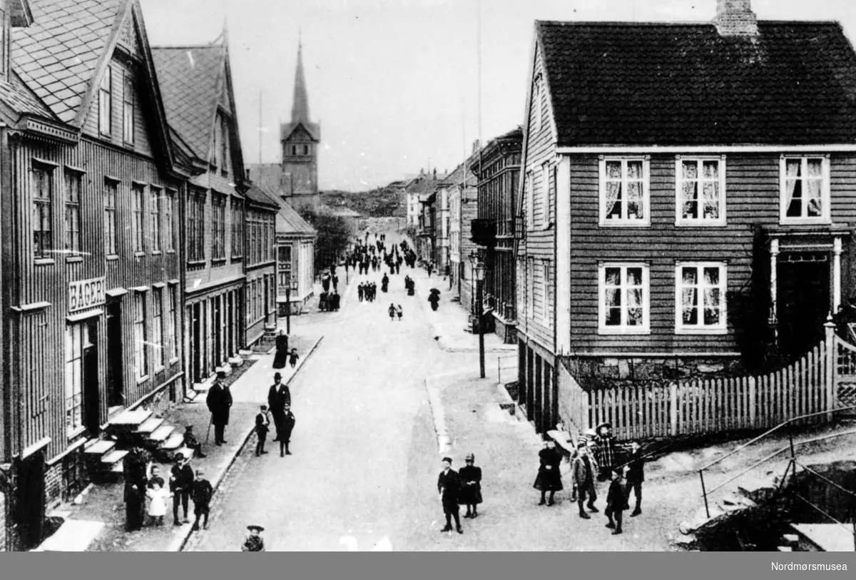 Jubileumsmappe 1742 - 1942 utgitt av Monge Foto, Kristiansund i 1942.
Skolegaten omkring 1905.  Til høyre Lous-gården (havnefogd Otto Lous kunne blitt Hamsuns svigerfar!)
(Frå Nordmøre Museum si fotosamling)