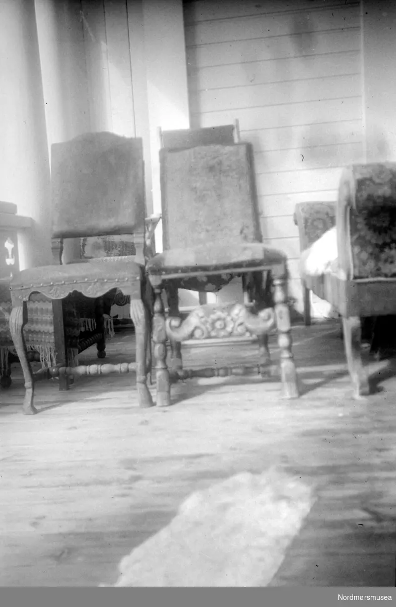 På bildet ser vi to gamle stoler som i 1951 tilhører fru Molla Bruseth. Bildet er datert oktober 1951. Nordmøre Museum.