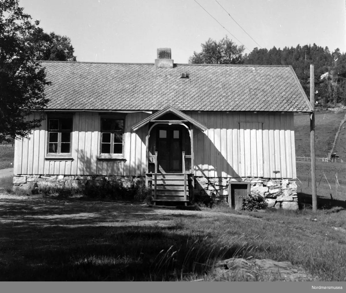 Straumsnes gamle skolehus på Ulset, vistnok fra omkring 1860 årene. Dimensjoner 11 x 6 m. Fra Nordmøre museums fotosamlinger.
