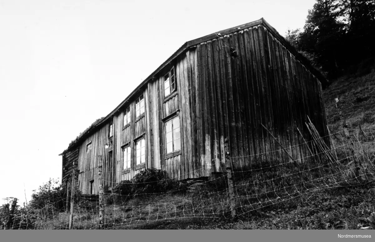 info mangler Foto av et eldre våninghus liggende oppe i en skråning ukjent hvor. Gårdshuset er trolig fra Møre og Romsdal, datering og fotograf er ukjent. Fra Nordmøre museums fotosamlinger.
