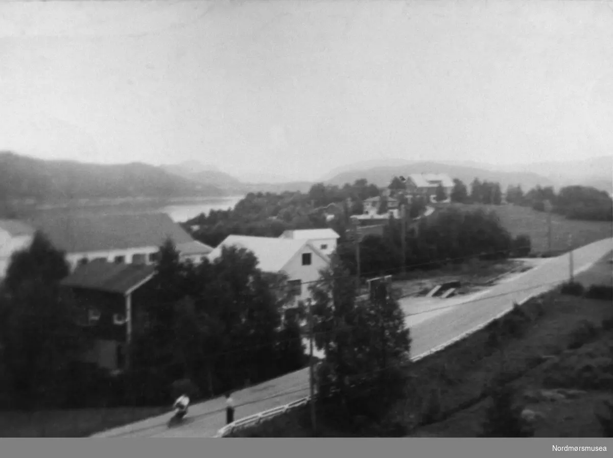 Gårdsbruk i Ørnvika. Til høyre i bildet går nå (2012) veien opp til Frei sykehjem. Bilde fra fotoinnsamlinga i Frei kommune 1978-79. Innsamla og registrert av Freielever på Nordlandet ungdommskole. Fra Nordmøre Museum sin fotosamling. Reg: EFR
