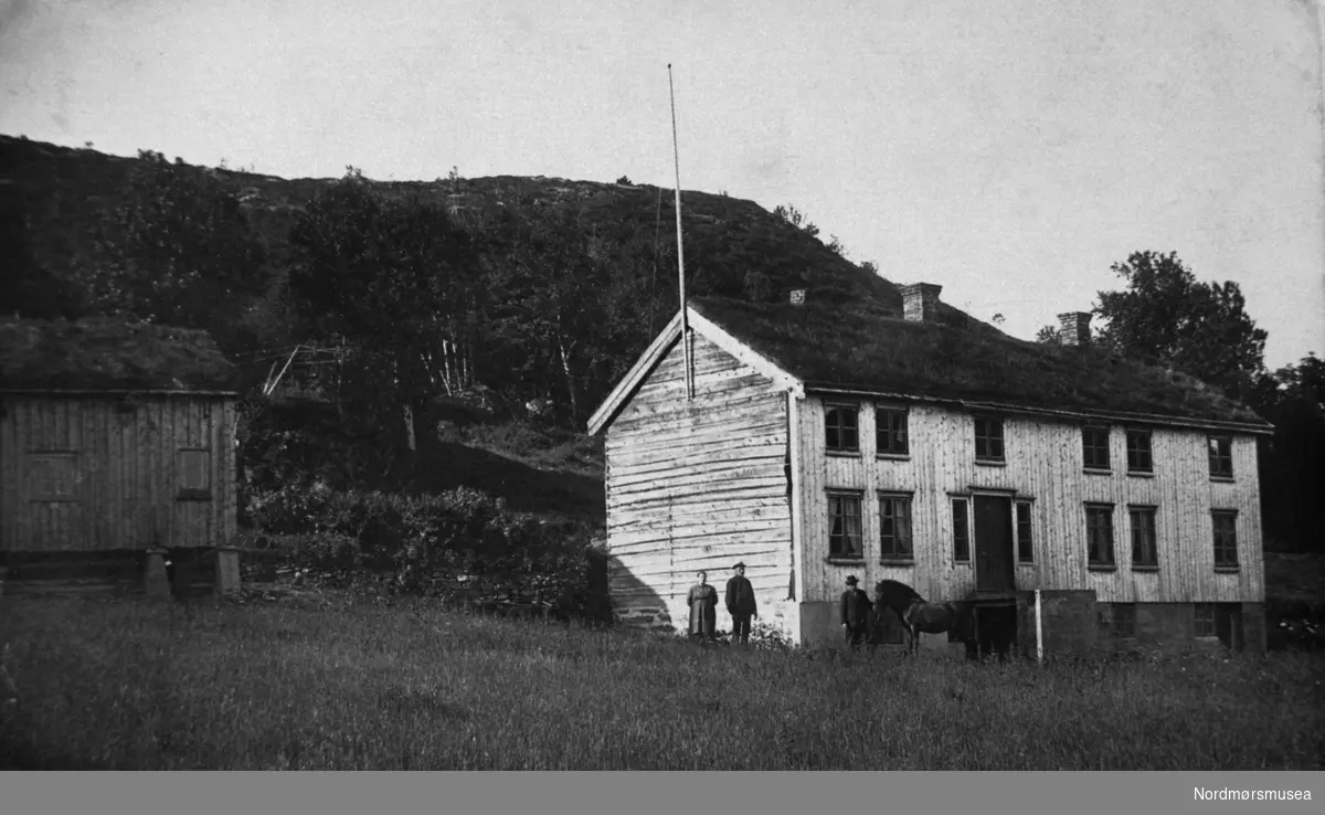 Gamle Kvalvik gård.  Utenfor fra venstre står:  Ingeborg, Erig og Peder Kvalvik med hesten.   Bilde fra fotoinnsamlinga i Frei kommune 1978-79. Innsamla og registrert av Freielever på Nordlandet ungdommskole. Fra Nordmøre Museum sin fotosamling. reg: EFR
