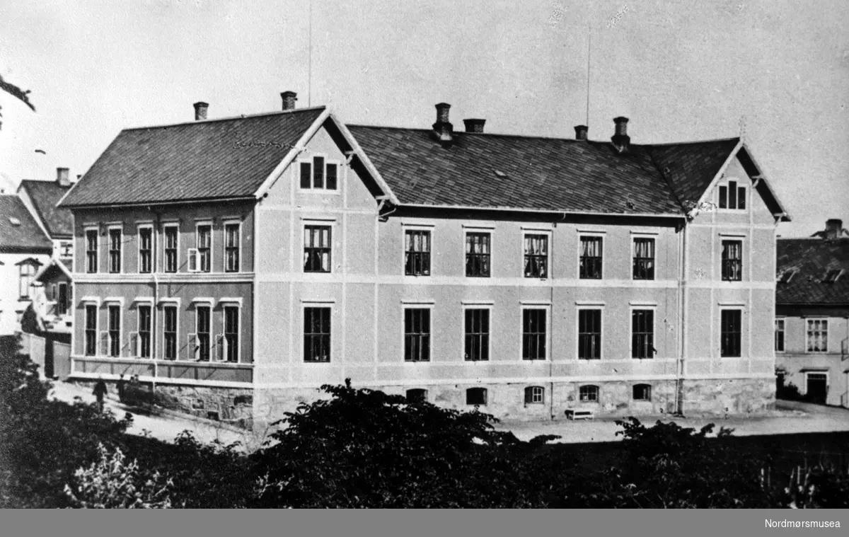 Den høiere Almenskole - Latinerskolen.  Skolen lå der bygningsmassen til Langveien ungdomsskole ligger i dag. Fra Nordmøre museums fotosamlinger. EFR2015