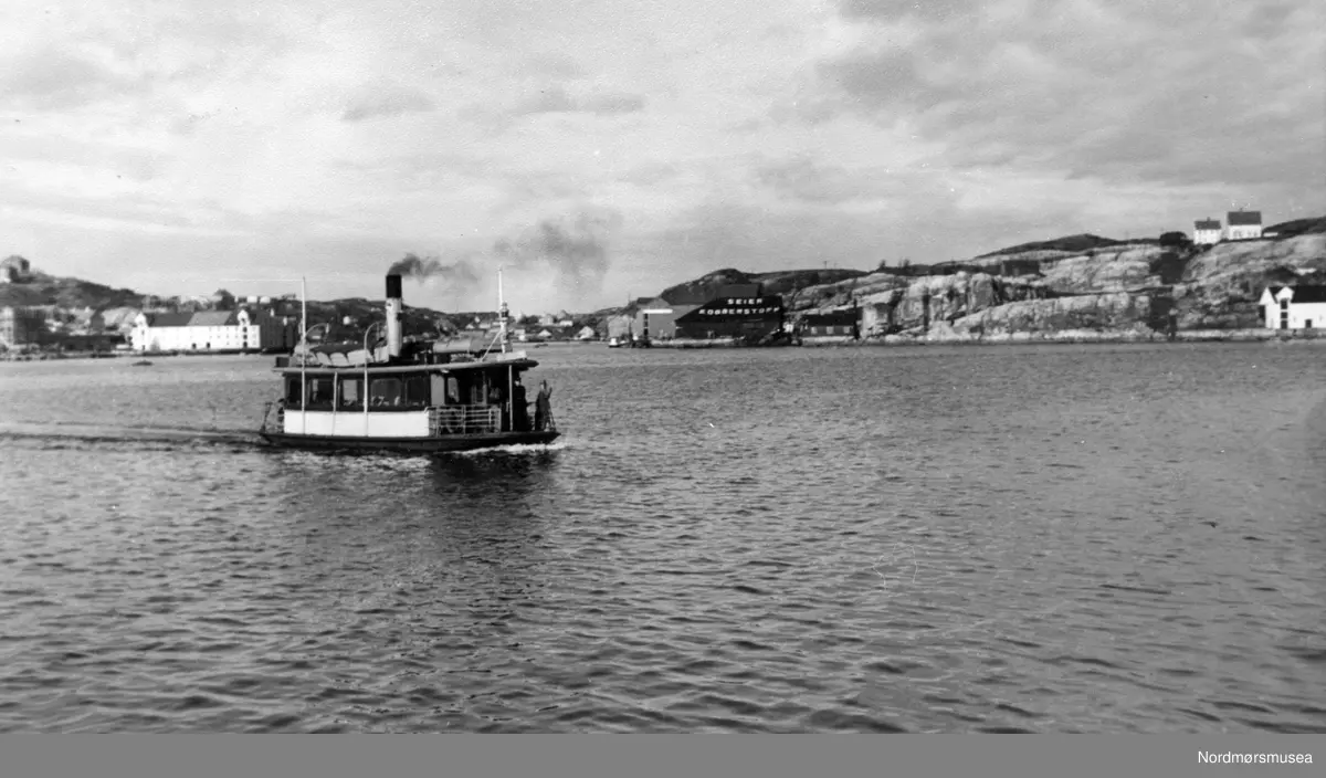 Framnæs på vei til Nordlandet. Goma og Vågen i bakgrunnen. Fra Nordmøre museums fotosamlinger.
