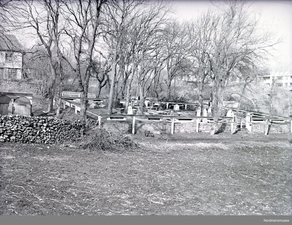 Brodtkorbs Familiegravsted. Alders Hvile, Roligheten. Fosna (seinere Kristiansund) fikk sin første kirke høsten 1709, men brukte kun gravstedet på Bremsnes helt til 1822, selv om kaptein M&uuml;hlenphort tilbød egnet tomtegrunn alt i 1746. På Bremsnes finner vi fortsatt kjøpmannsfamiliene Helsing, Leslie og Miln. Kongen godkjente år 1800 to private gravsteder i byen, for familiene til byfogd og postmester Johan Koren Christie (på Øygarden, ved flyplassen i dag) og til kanselliråd og overveier Hans Rasmus Brodtkorb (Alders Hvile i Roligheten, ved dagens Kirkelandet kirke). I 1811 ble Kaasbøl-gravstedet anlagt i Myra, for den fordums byens rikeste mann og helt, Jens Kaasbøl. Alle disse anla familiegravsteder på landstedet sitt. Byens første ansatte graver var Lars Ivar Bremsnæs (1835-1907). Først fra 1937 fikk graveren fast lønn, da gartner og seinere parksjef William Kristoffersen ble ansatt.

huset tv står fortsatt 2010

(Fra Nordmøre Museums fotosamlinger.)
