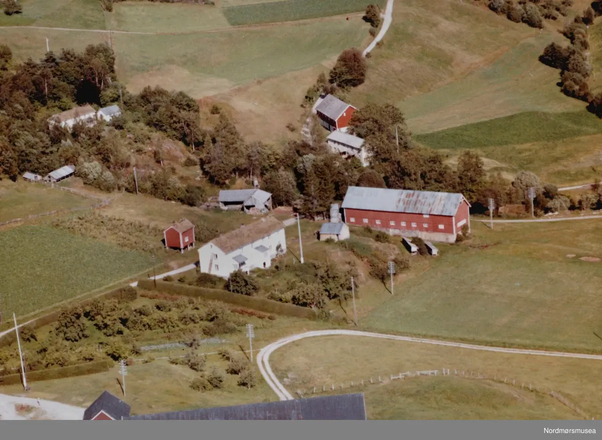 Flyfoto fra Gyl på Tingvoll. Bildet er datert 30. juli 1963, og fotograf er Widerøe's Flyveselskap a/s. Fra Nordmøre Museums fotosamlinger.
