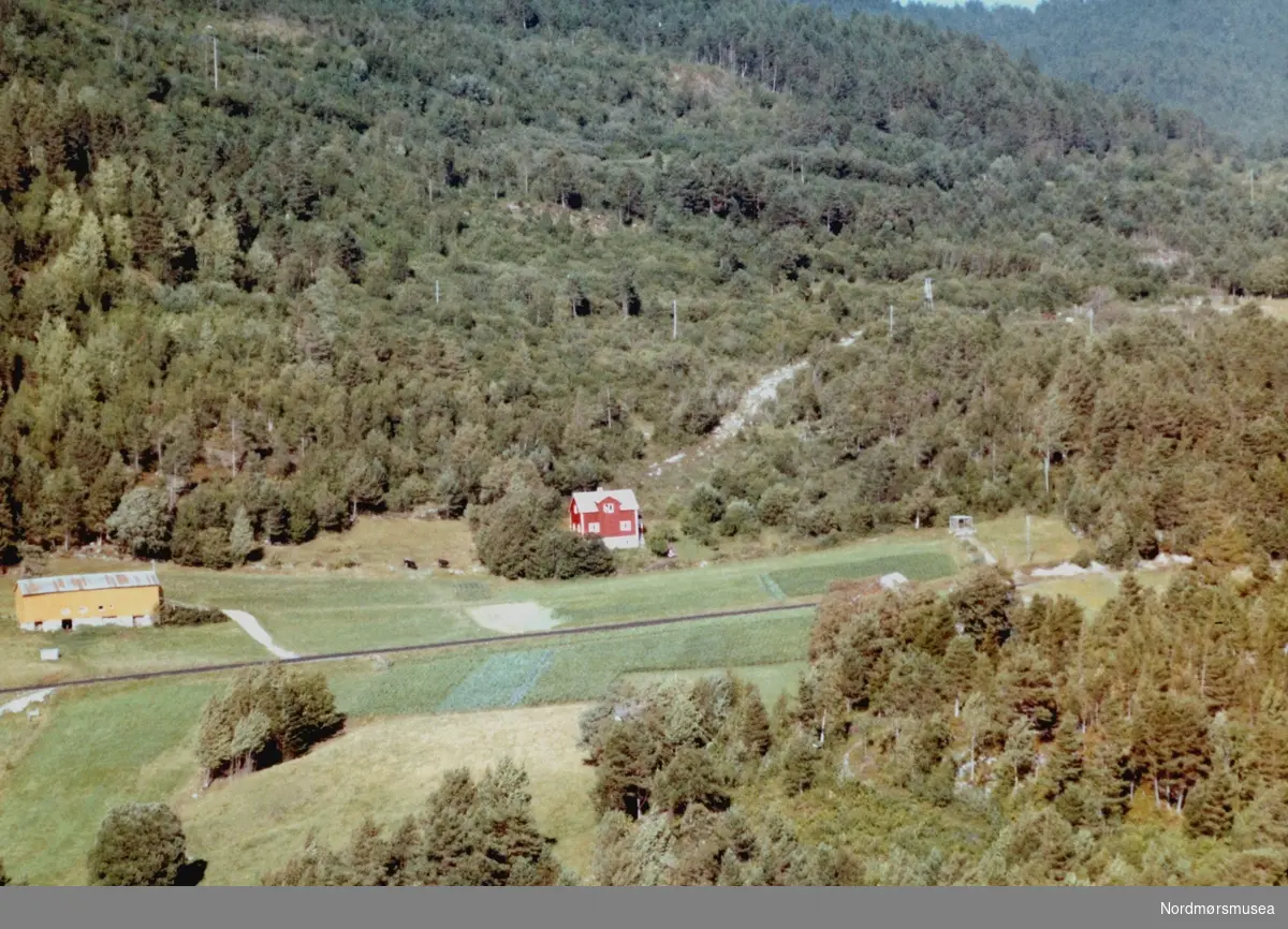 Flyfoto fra Gyl i Tingvoll kommune. Bildet er datert 30. juli 1963, og fotograf er Widerøe's Flyveselskap a/s. Fra Nordmøre Museums fotosamlinger.
