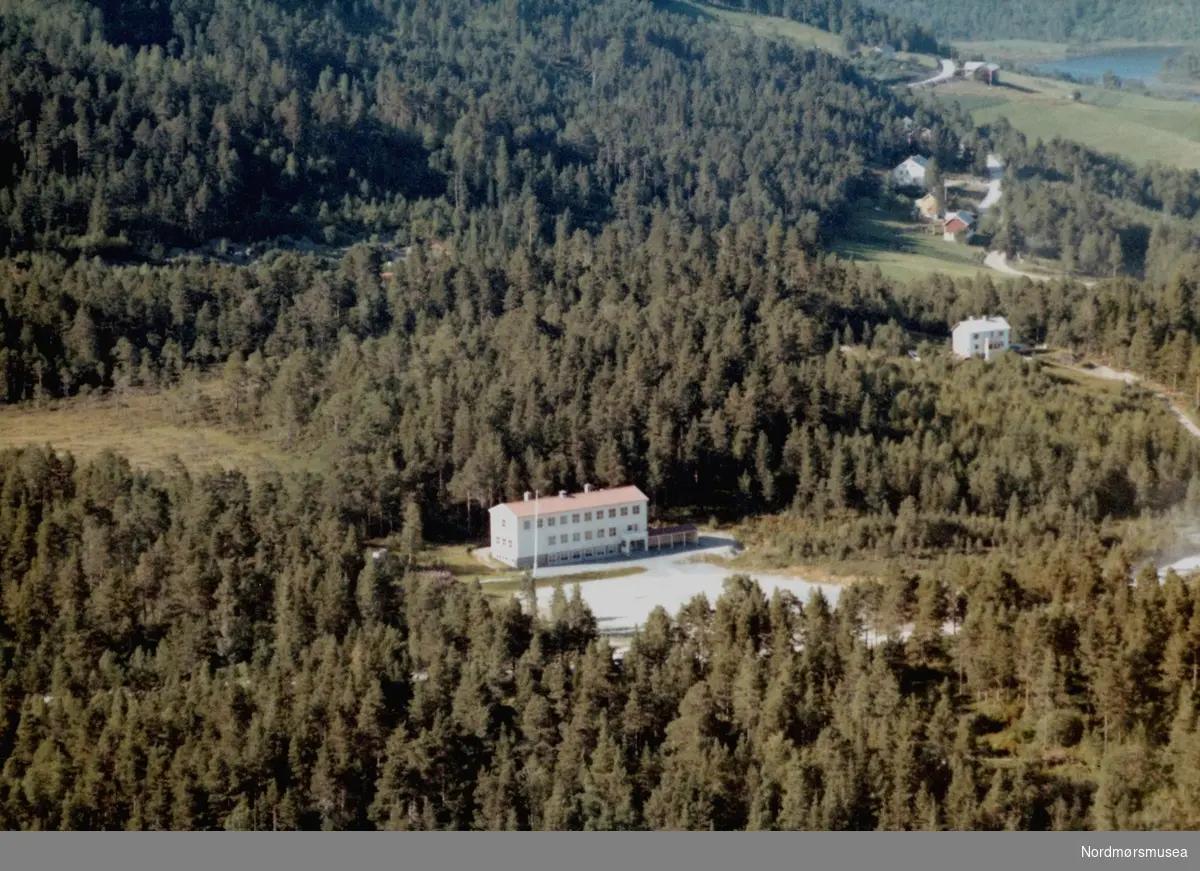 Flyfoto fra Straumsnes skole på Straumsnes i Tingvoll kommune. Bildet er datert 30. juli 1963, og fotograf er Widerøe's Flyveselskap a/s. Fra Nordmøre Museums fotosamlinger.   /Reg:EFR2013/
