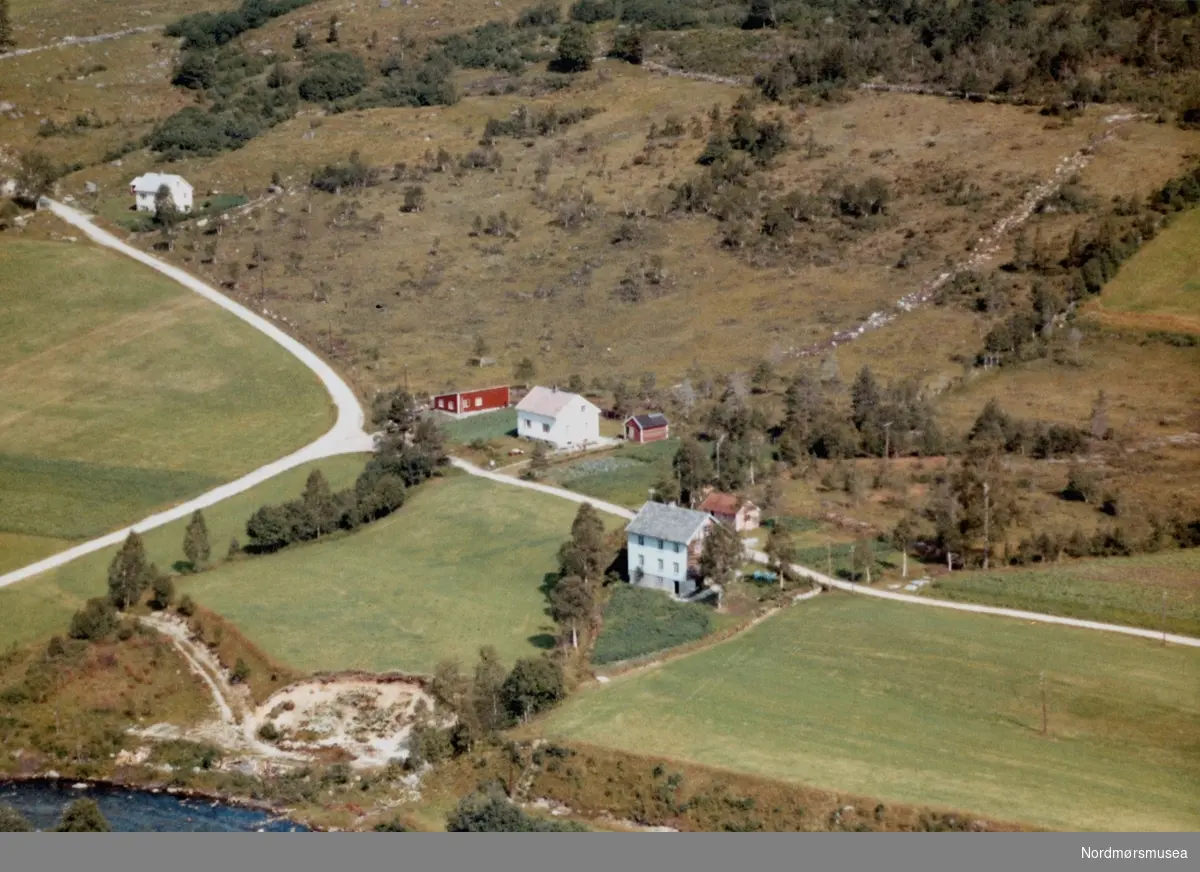 Flyfoto fra Ålvundeid i Sunndal kommune. Da dette bildet ble tatt bodde trolig Marit Børseth i ett av disse husene. Bildet er trolig datert 31. juli 1963. Fra Nordmøre Museums fotosamlinger.
 - Huset til venstre øverst: Hanna og Sigrid Børset+ Rødt hønhus og i det hvite bodde Lars og Borghild Børset Huset til høyre bodde Erling og Marit Børset. Lars og Erling var brødre. (Informant: Leif Rødseth.)



