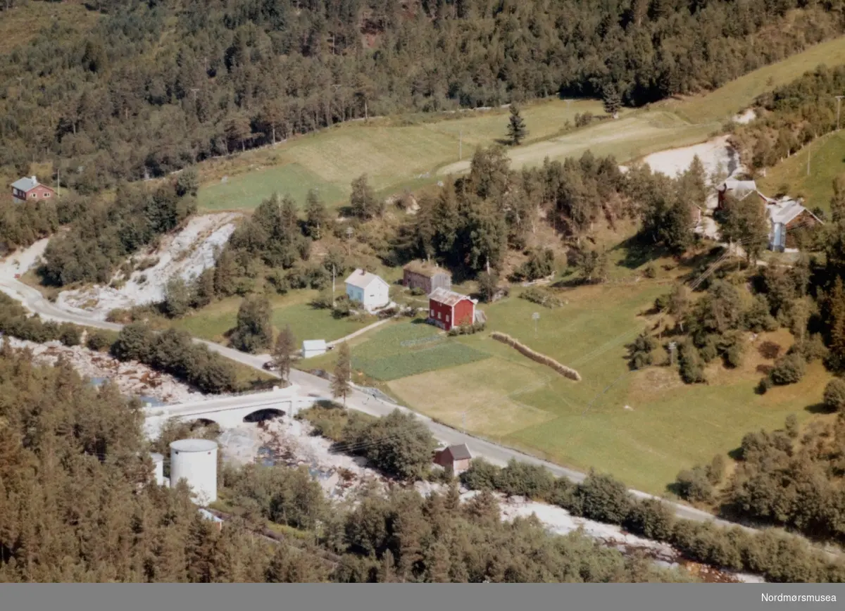 Flyfoto av ";Brustad"; under Brekkan, Ålvundfjord
i Sunndal kommune. På det tidspunkt bildet ble tatt bodde trolig Kristine Haugen her. Bildet er datert 31/7-1963. Fra Nordmøre Museums samlinger.




