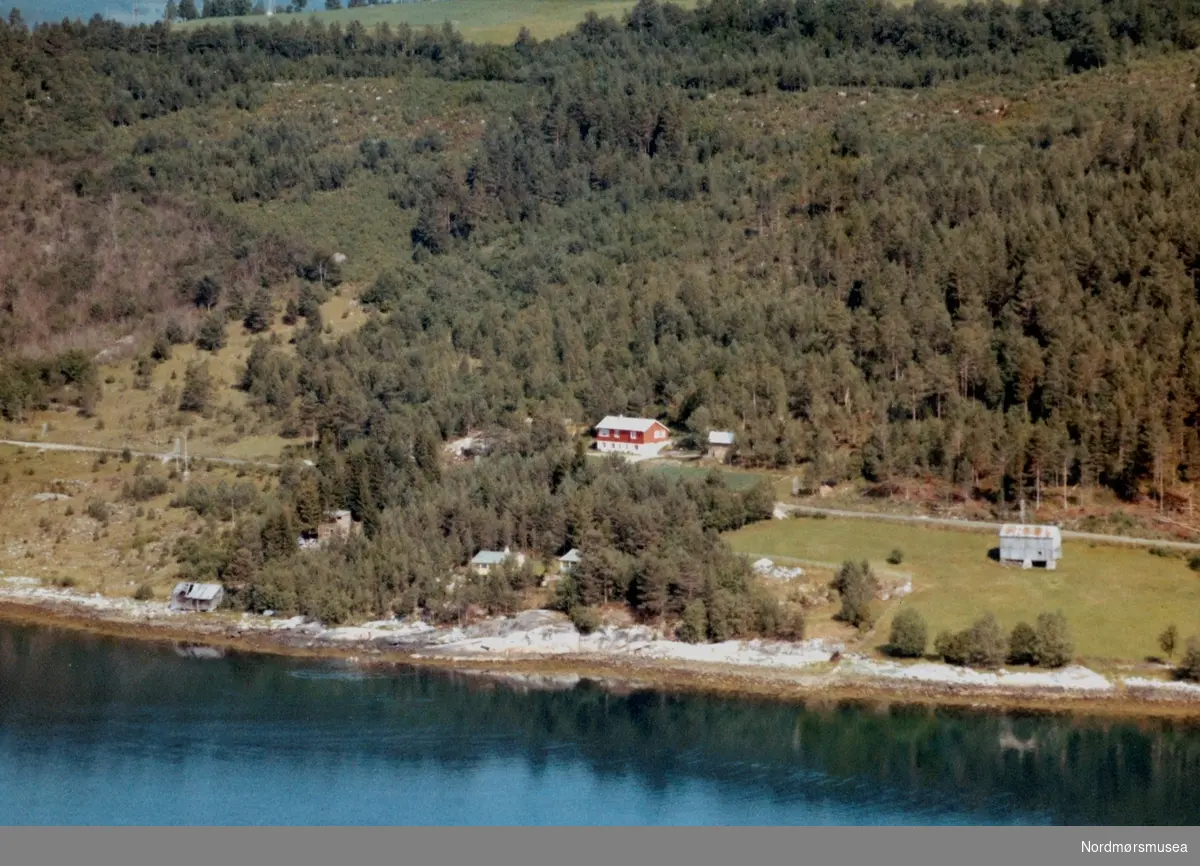 Flyfoto av Kårvatn og Stykket i Surnadal kommune. Bildet er datert 31. juli 1963. Fra Nordmøre Museums samlinger.