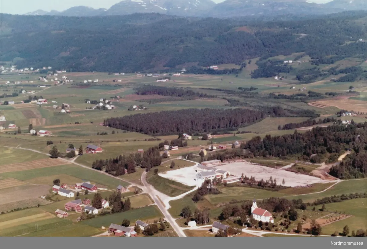 Flyfoto fra Surnadal kommune. Bildet er datert 16/7-1963. Fra Nordmøre Museums samlinger. - Dette er Øye. En kan se Øye kirke og Øye skole. (Informant: Ronny Bolgen.)



