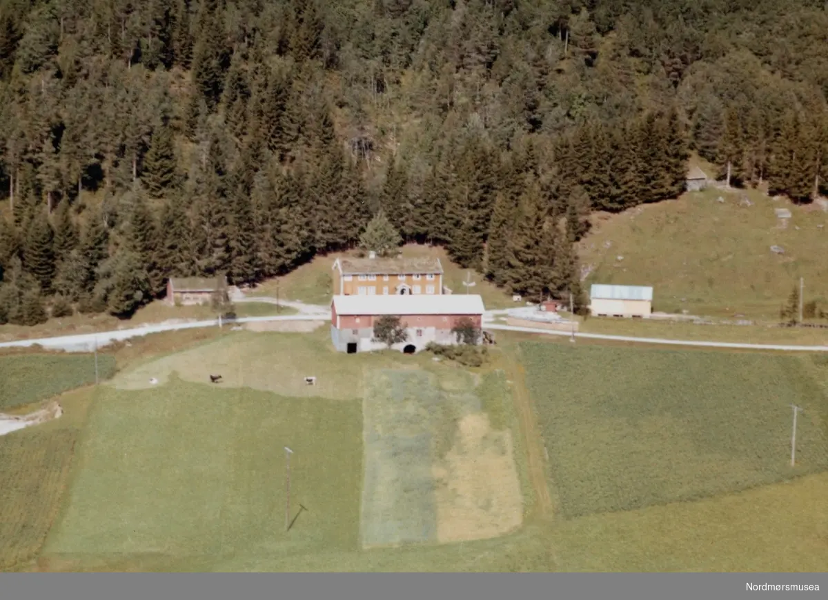 Flyfoto fra Utigard på Mellingan i Østbødalen, Surnadal kommune. Da bildet ble tatt bodde trolig Magnus Kvande her. Bildet er datert 31/7-1963. Fra Nordmøre Museums samlinger.




