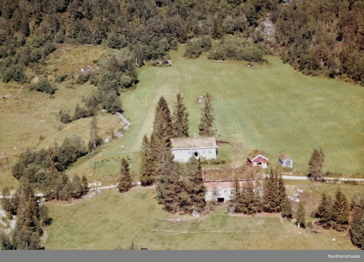 Flyfoto av ";Austerbakken"; på Østbø i Surnadal kommune. Da bildet ble tatt bodde trolig John Østbø her. Bildet er datert 31/7-1963. Fra Nordmøre Museums samlinger.
(Informant: Magne Holten.)






