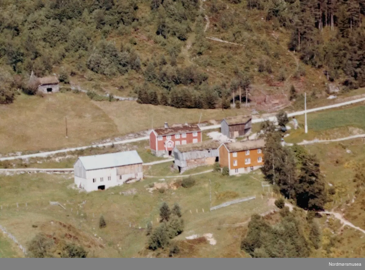 Flyfoto av ";Melling"; i Surnadal kommune. Da bildet ble tatt bodde trolig Magnar O. Holten her. Bildet er datert 31/7-1963. Fra Nordmøre Museums samlinger. - Utistua på Mellingan, Østbødalen i Surnadal. (Informant: Magne Holten.)



