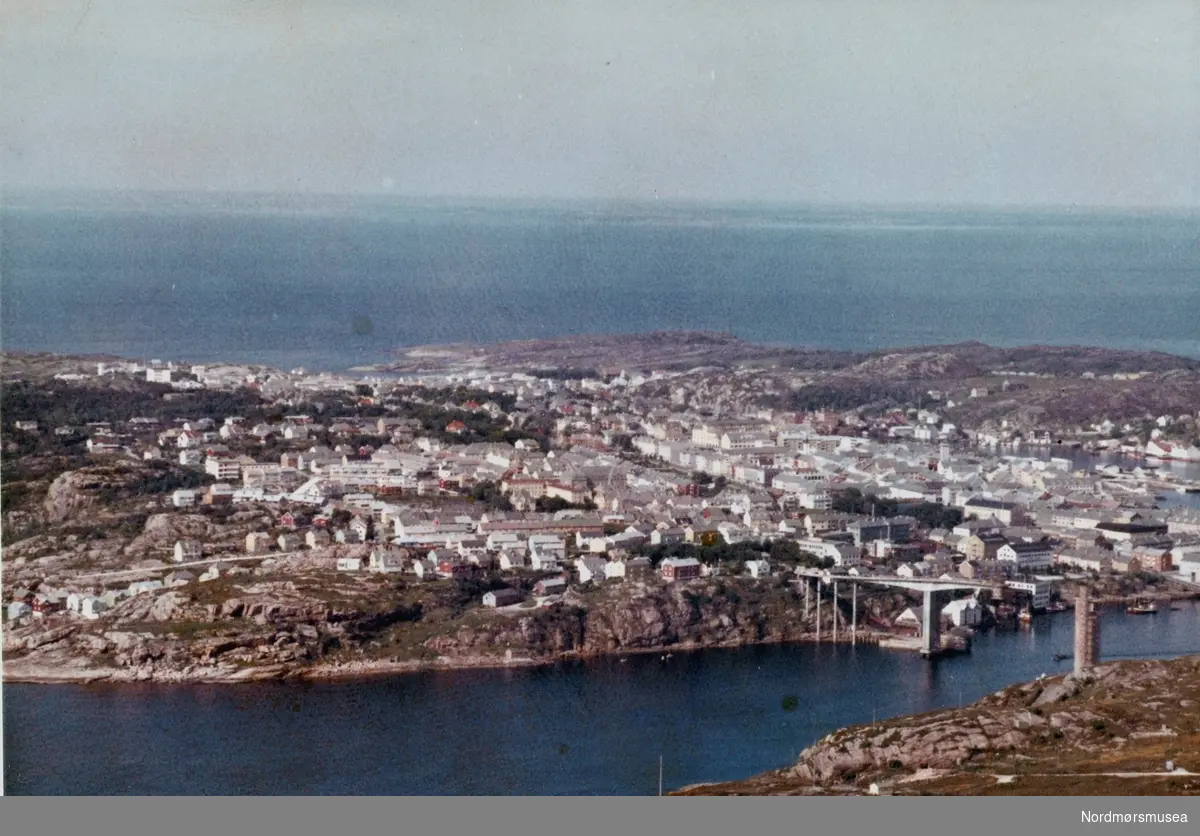 Flyfoto over Kirkelandet. Et oversiktsbildet over Kirkelandet og Sørsundbroa under bygging. Datert 11 juli 1962. (Fra Nordmøre Museums fotosamlinger)