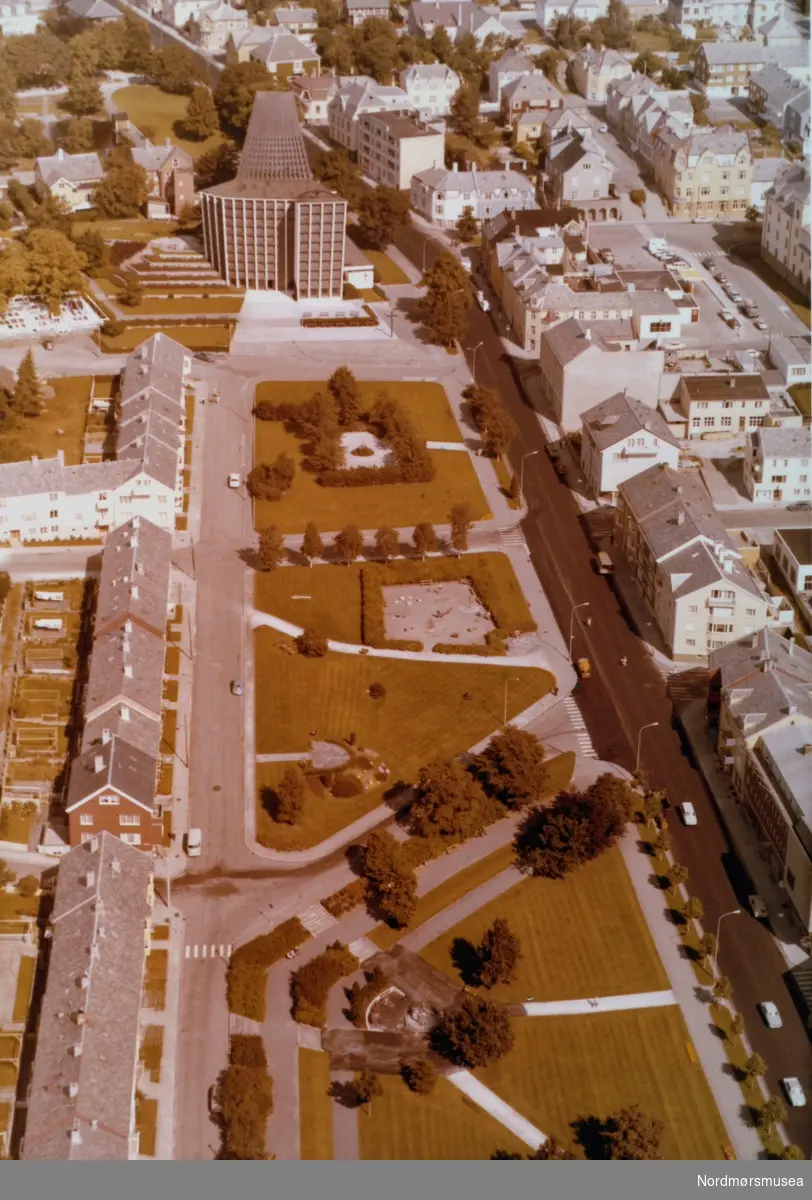 Flyfoto fra Nerparken og Kirkelandet kirke på Kirkelandet i Kristiansund. Bildet er datert til 03. august 1970. Fra Nordmøre museums fotosamlinger. Reg: EFR
