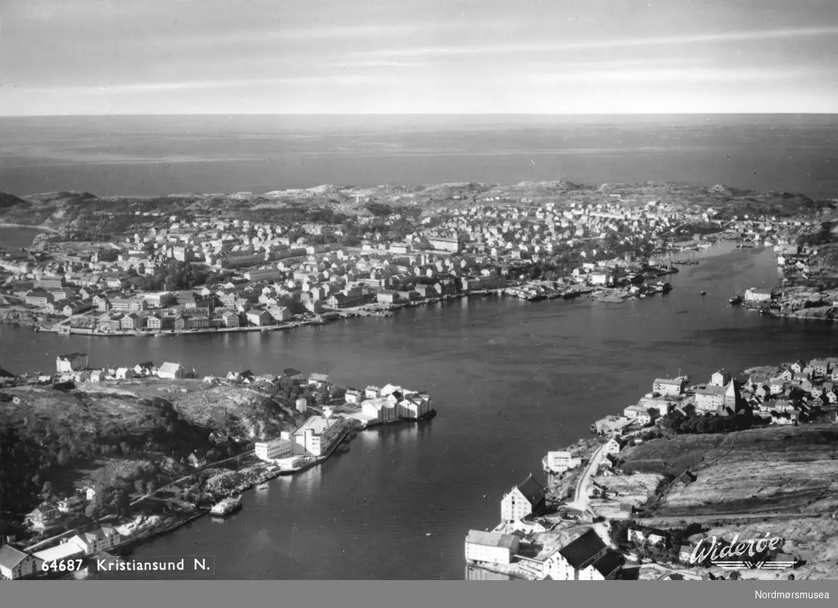 Postkort: ";64687 Kristiansund N."; Kristiansund by, hvor vi ser fra Innlandet og Nordlandet i front, samt Kirkelandet og Gomalandet i bakgrunnen. Datering er ukjent, men trolig omkring 1947 til 1969. Fra Nordmøre Museums samlinger. Reg: EFR
