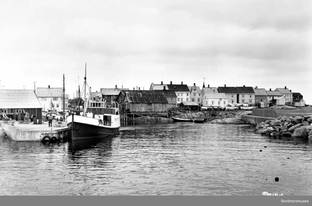 Bildet viser rutebåten M/S ”Grip” til Møre og Romsdal Fylkesbåter ved kai på Grip.
M/S "Grip" tilhørende Møre Fylkes Ruteselskap (MFR) ble bygd i 1914 og hadde en tonnasje på 
43 BRT. Ble ombygd i 1952 og fikk da ny motor og tonnasjen økte til 64 BRT. (info Peter Storvik) --
Postkort ";2542/1"; med motiv fra Grip, hvor vi ser et fartøy liggende ved kai i havneområdet. Navnet Grip tilhører en samling av små øyer, omgitt av holmer og skjær, hvor fisket har vært den viktigste næringsveien for de som holdt til der. Fisket av skrei på ettervinteren og fisket av sei på sommeren skal ha gitt det største utbyttet. Man har ingen holdepunkter for å si når den første faste bosetningen på Grip begynte 1200 tallet er fult mulig, da hanseatene hadde fått organisert eksporten av den norske tørrfisken fra Bergen.. Grip har også vært ute i hardt vær flere ganger. Fra midten av 1790-årene og til 1816 var det en svikt i fisket langs nordmørskysten, og i enkelte år opphørte den helt. Naturkatastrofer har også satt sitt preg på øysamfunnet. En tok plass natt til 28. november 1796 og en annen den 22. februar 1804. Store ødeleggelser skjedde begge gangene. Øygruppen Grip hørte opprinnelig til den ytre allmenningen, som var kongens eiendom. I begynnelsen av 1300-tallet blir Grip nevnt som forlening under Erkebiskopen av Nidaros. Etter 1536 står kongen atter som eier av Grip. Flere eieroverdragelser skjer i perioden fra 1728, da Grip blir for første gang solgt til Rådmann Hans Hornemann i Trondheim. I tidens fylde har flere eid Grip som Briten John Mathewmain i 1736, Skotten John Ramsey i 1737, John Moses og John Ord i 1753, og deretter flere av John Moses slektninger. I 1855 tok Brødrene Volckmar over eierskapet og til slutt Ludvig Williamsen i 1890. Fiskeværet Grip ble ved kgl. resol. av 22. desember 1896 eget herred, etter lange tider med strid rundt væreierloven. Det nye herredet ble ikke bare landets minste, men også muligens landets merkeligste, da væreieren Williamsen - hadde faktisk makt til å forvise hele kommunestyret. Grip herred tok senere opp forhandlinger med væreieren om kjøp av Grip. I den forbindelse ble Grip kommune, med alle bygg taksert til 74.625 kroner. Grunnverdien av hele været med alle holmene utgjorde av dette 25.000 kroner. Etter forhandlinger gikk til slutt Williamsen i 1908 med på å selge for 110.000 kroner. Grip Herredsstyre, vedtok 19.11. 1908 å by på Grip. Med hjelp av lån og bidrag fra staten, tok Grip kommune over eierskapet av øy samfunnet fra 1. januar 1909. Grip kommune opphørte som egen administrasjonsenhet i 1964 da den ble lagt inn under Kristiansund kommune. Fra Nordmøre Museums fotosamlinger. Kilde: Arne Odd Johnsen: Kristiansunds historie V, side 48, 50, 51, 53, 107 og 108. Kilde: Gullik Dahlstedt: Fiskeværet Grip. Historikk og forslag til Bevaringsplan.