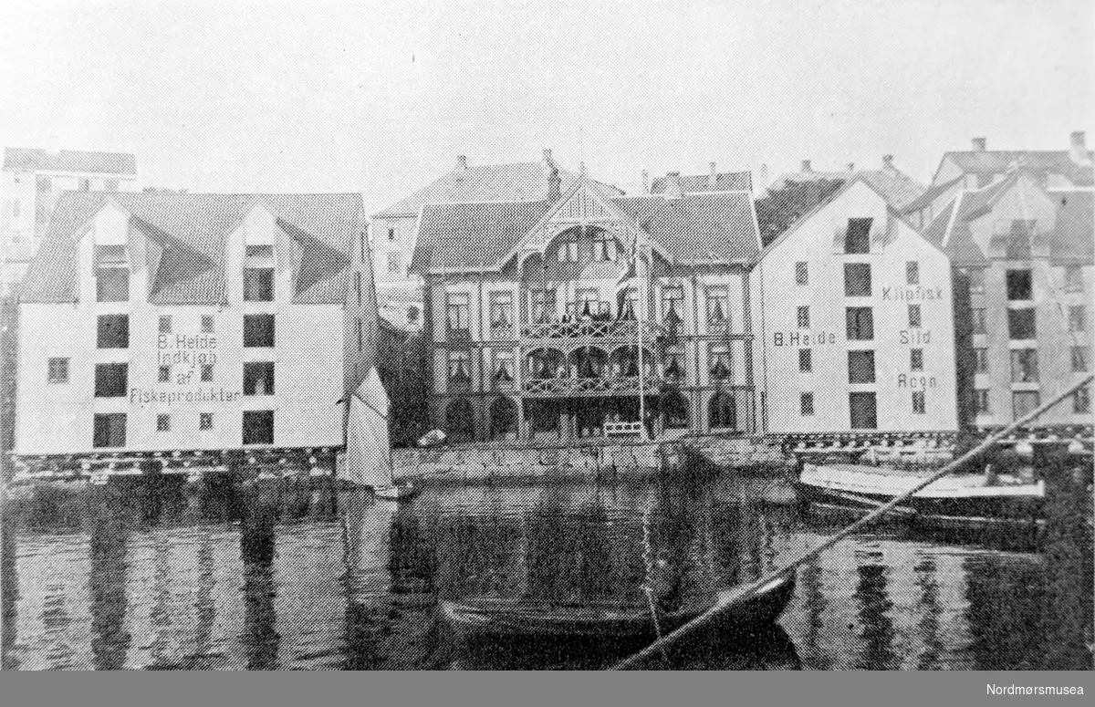 Våningshus og pakkhus tilhørende B. Heide, her sett fra sjøsiden på Kirkelandet i Kristiansund. Datering er usikker, men trolig omkring 1928. Fra Nordmøre museums fotosamlinger,
