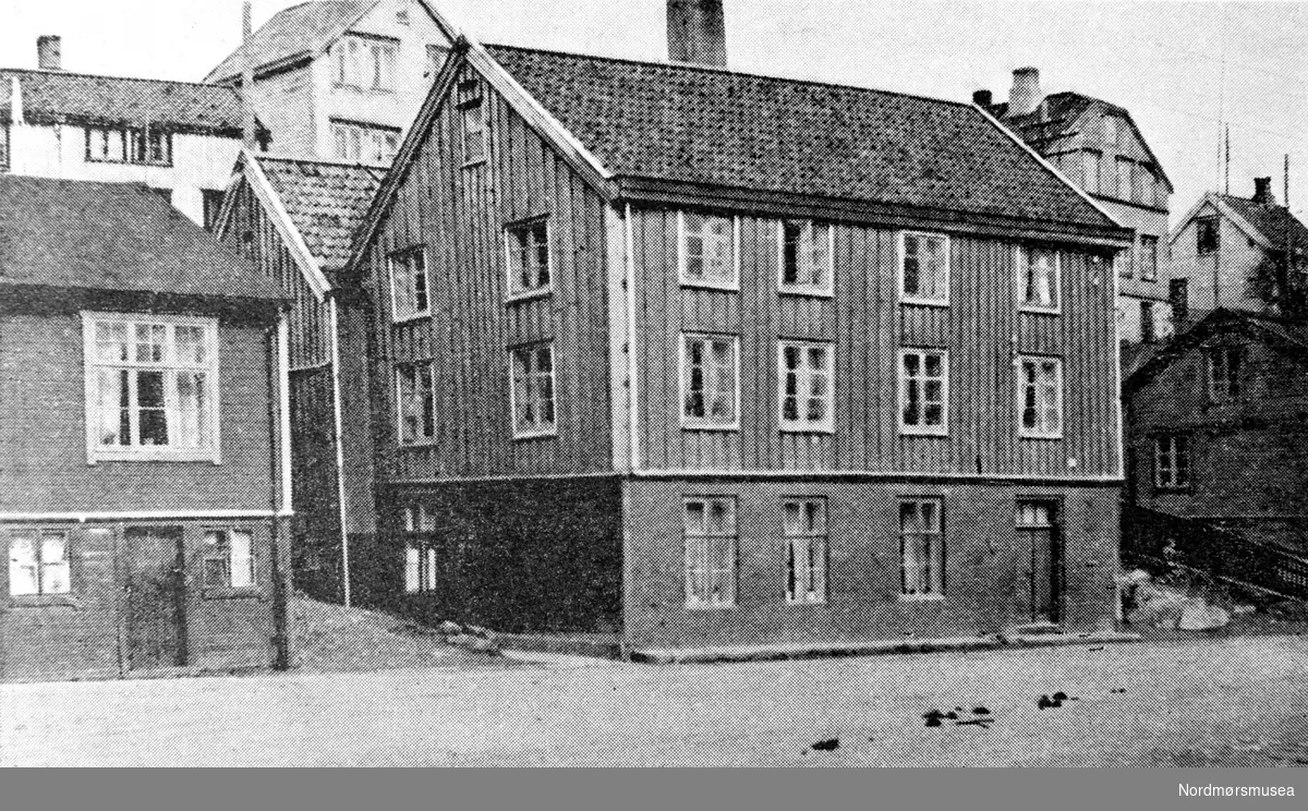 Bolighuset ";Mestergården"; i Freiveien 3, tilhørende Øvre Krana.
Det var her skipsbyggmesterne bodde. Huset er nå revet.
Fra Nordmøre museums fotosamlinger.
