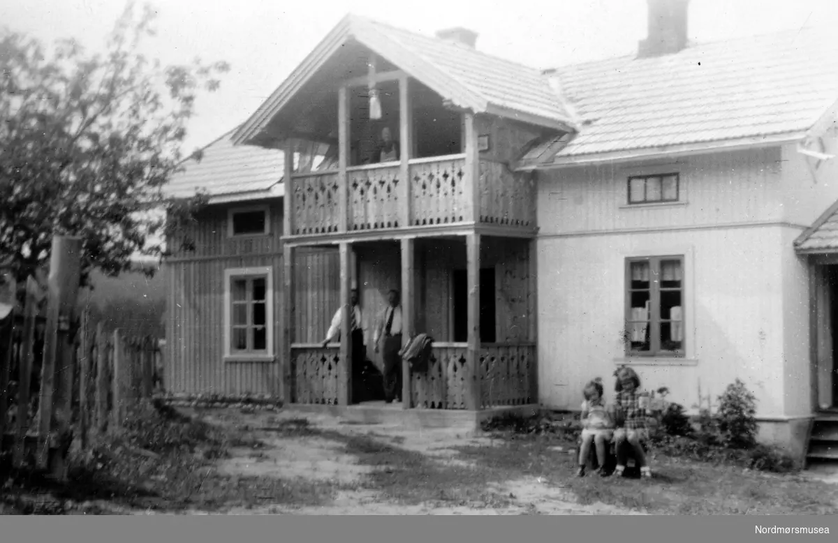 Hus i sveitserstil, trolig nybygg. Bildet ble gitt til Nordmøre museum av Marit Hestvik/Nelly Rødsand (Skjervaveien) 5. september 1983, og kommer fra albumet Erindring 4-10-1906. Fra Nordmøre museums fotosamlinger. EFR2015
