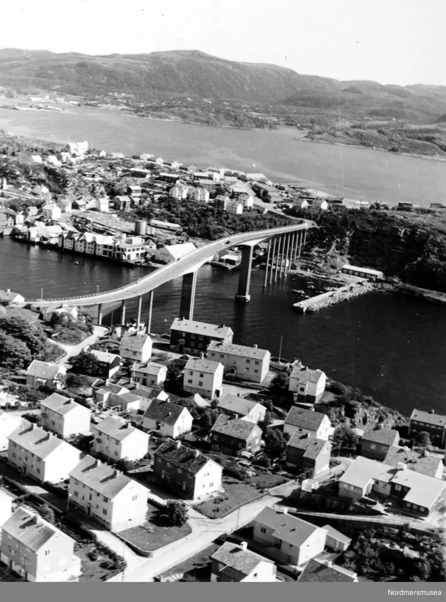 Flyfoto av Kirkelandet (i front) og Innlandet (midten) i Kristiansund, samt Frei, nå også en del av Kristiansund, i bakgrunnen. Her ser vi Sørsundet og Sørsundbroen som knytter Kirkelandet og Innlandet sammen. Fra Nordmøre Museums fotosamlinger.
