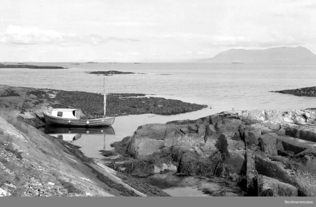 (Fra Nordmøre museum si fotosamling) serie - Aftenposten på Tustna?
 Motorbåten er antakelig oppankret på Inngripan innen for Grip.
 Tustnalandet med Jørgenvågsalen i bakgrunnen.
