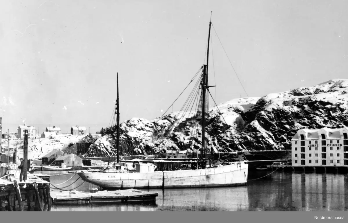 SS Alert på Mellemvæftet. Jonas Eriksen-brygga i Freiveien. Fra Nordmøre Museum sin fotosamling.