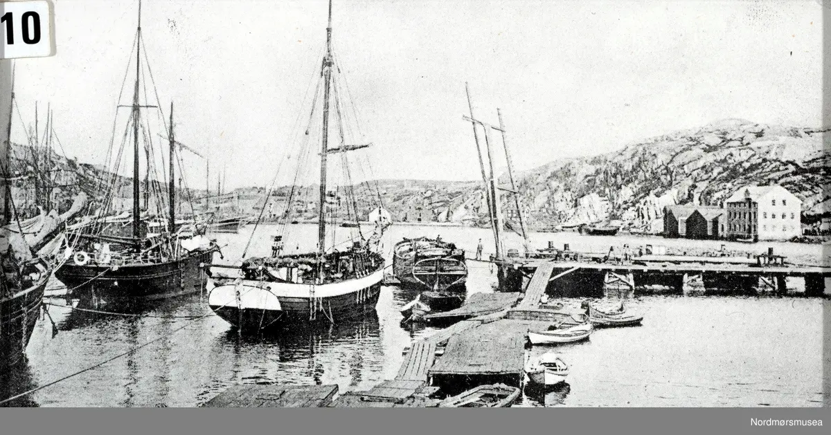 Kranaskjæret med mastebukk. Jekter. Flytekaier. Rastrert klassisk bilde. Vågen, Kristiansund. Fra Nordmøre Museum sin fotosamling.