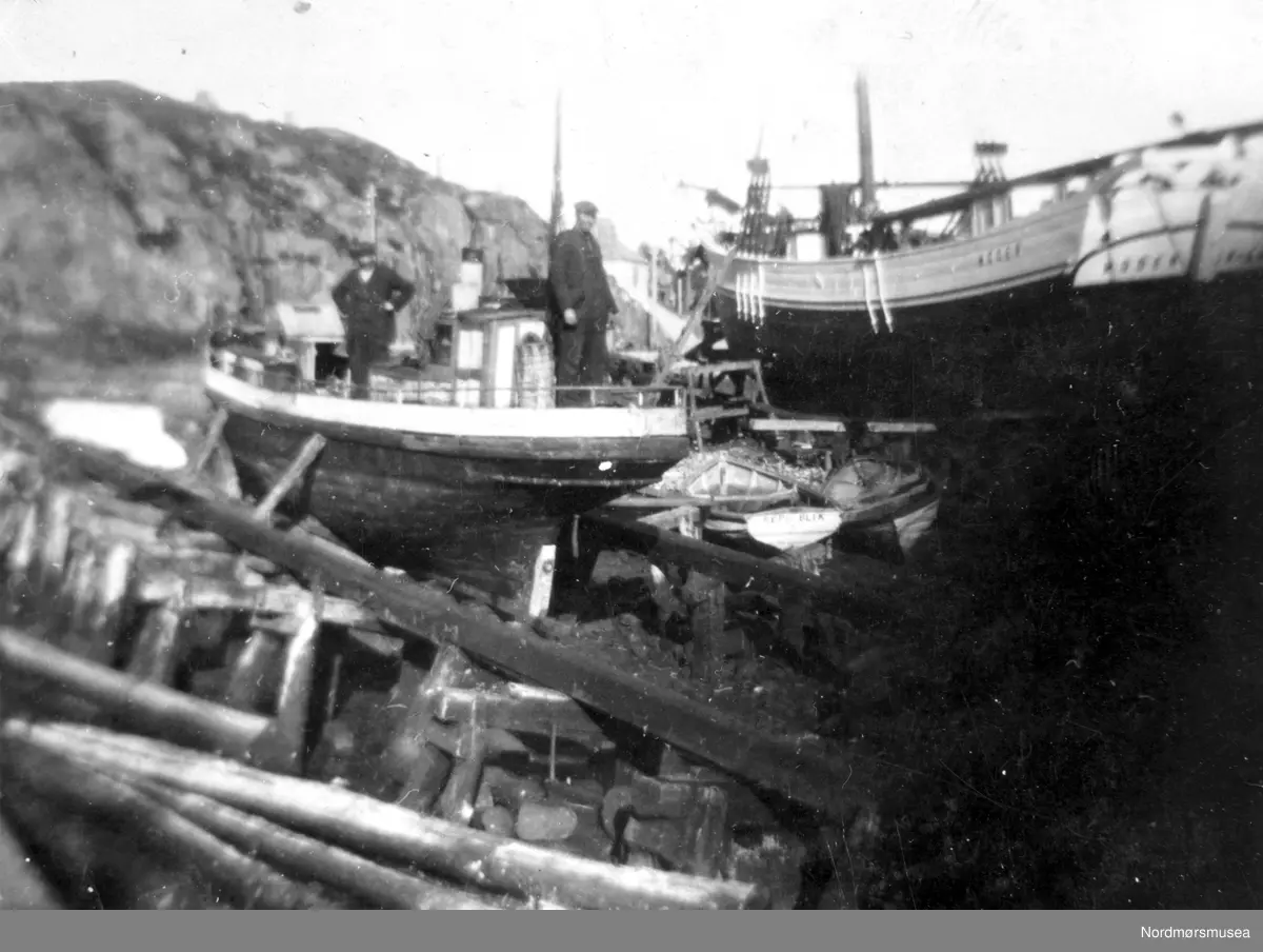 Øvre Vaagen verft, 1930-tallet. Foto gitt til museet av Rolf Blåsvær. Heter robåten Republik?  Øvre Vaagens Værft lå i Holmfjæra innerst i Vågen i Kristiansund og bildet viser 2 båter på såpehellingene. Kan det være galeasen ”Moder” til høyre.                                                                    Se FAKf-100296.269391 /KMb-1986-010.0003 - Fra Nordmøre Museum sin fotosamling.