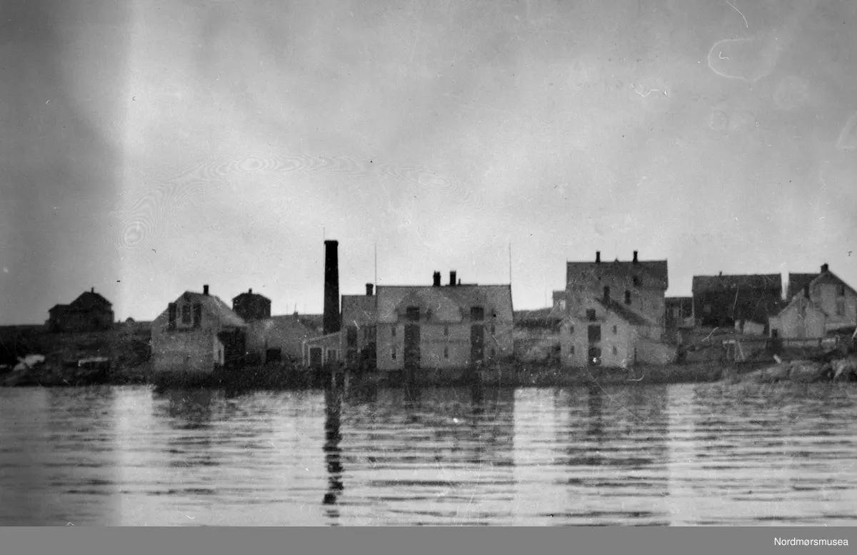 Den gamle fabrikken på Nordvik, Smøla. Brant 1935. Ny fabrikk sto ferdig 1937. Industri, fabrikk med pipe. Enkle, små bygninger. Hermetikk,  Nordmøre Museum sin fotosamling.
