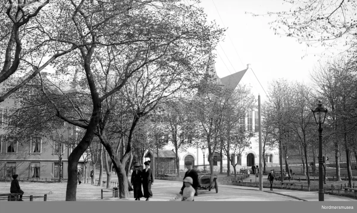 Et bilde fra Nerparken i Parkveien, hvor på bildet vi ser "Det nye Bedehuset" i bakgrunnen til høyre. Ida Wold hadde her på gatenivå en broderiforretning. Fra Nordmøre Museums fotosamlinger.

Kilde: Byen Vår, Kristiansund i bilder 1865-1940, Bind 1, side 119.