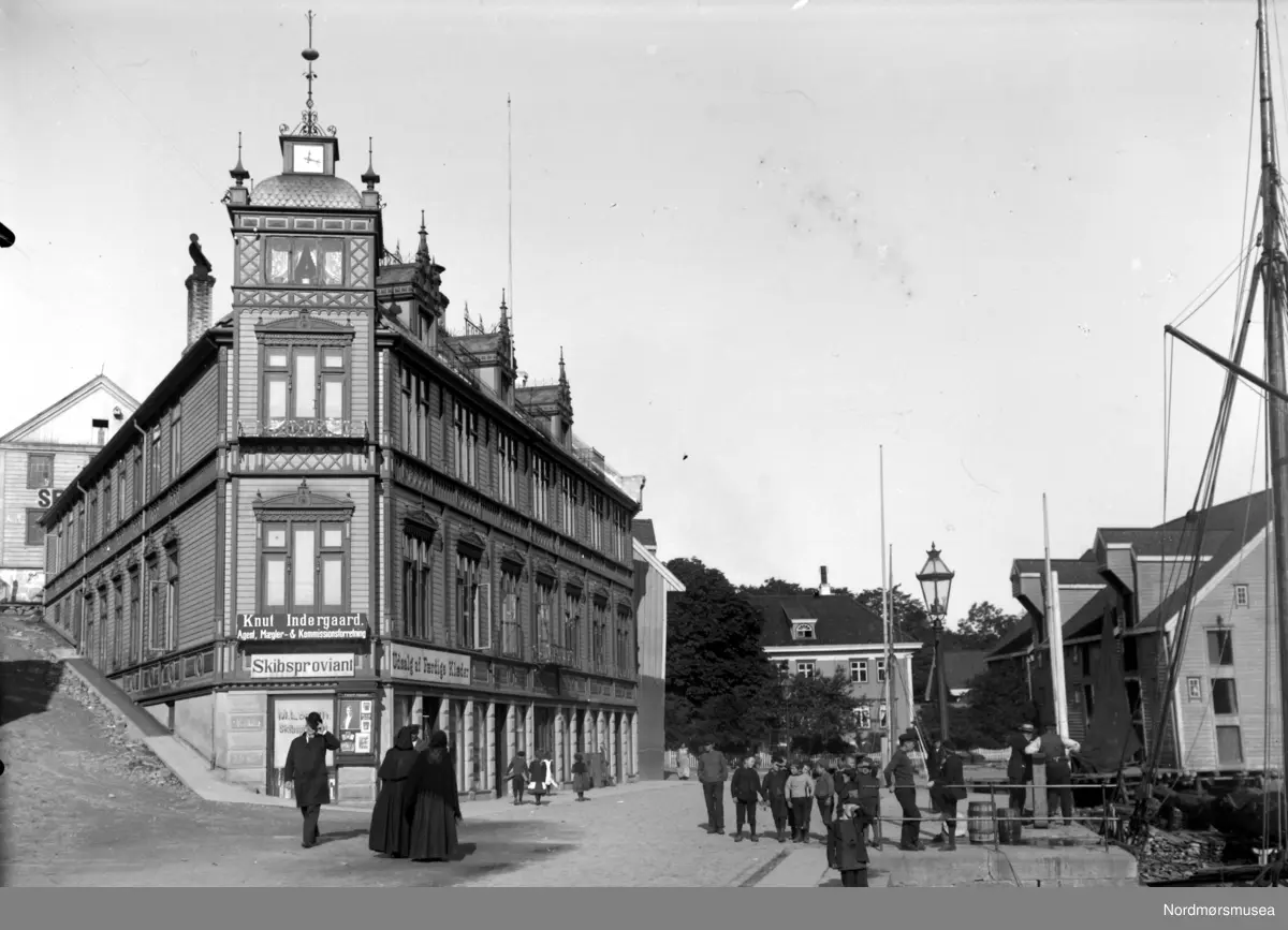 Foto fra Johnsenhuken, med Ottesengården til venstre. Til høyre ser vi Johnsenbrygga, mens midt i bakgrunnen ser vi Johnsengården/Børsen, der stortingspresident WFK Christie ble født. Gata langs kaia er Vågeveien.
 Fra Nordmøre Museum si fotosamling
