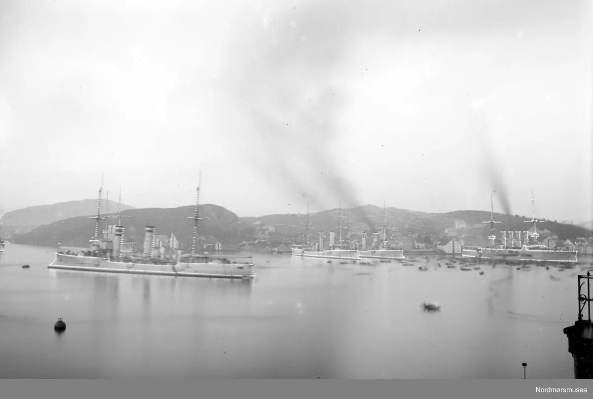 Fra tyske Keiser Wilhelm 2s besøk. Fisketrappa/tollboden. Nordlandet i bakgrunn. Nordmøre Museums fotosamling