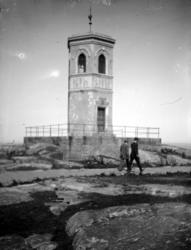 Varden på Kirkelandet i Kristiansund. Vi ser to herrer som s